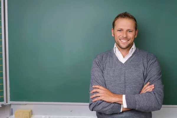 Красивый учитель с уверенной улыбкой — стоковое фото
