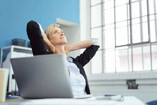 Задумчивая деловая женщина находит время, чтобы расслабиться — стоковое фото