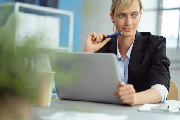 Mujer de negocios reflexiva mirando a un colega —  Fotos de Stock