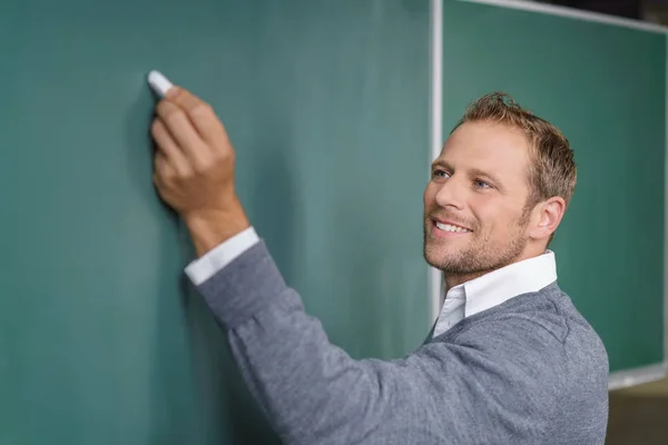 Profesor o conferenciante escribiendo en una pizarra —  Fotos de Stock