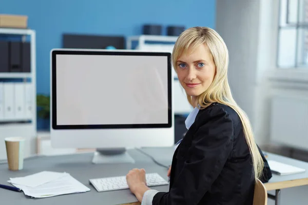 Zakenvrouw draaien om te staren op de camera — Stockfoto