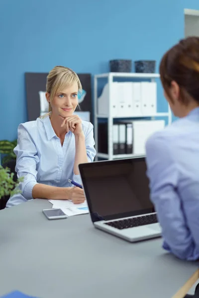 Två kvinnliga företagare sitter att ha ett möte — Stockfoto