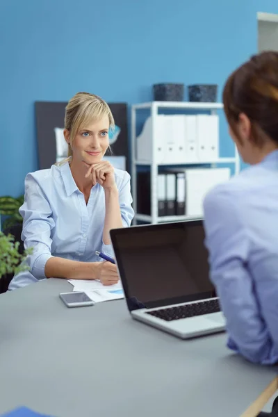 Twee vrouwelijke ondernemers zitten met een bijeenkomst — Stockfoto