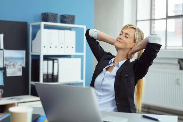 Succesvol zakenvrouw neemt een moment om te ontspannen — Stockfoto