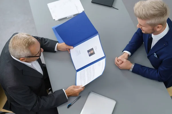 Empleador entrevistando a un joven solicitante de empleo — Foto de Stock