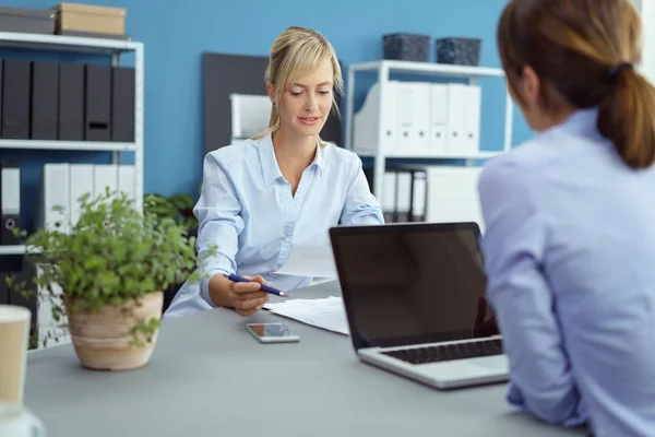 Two women in the office discussing paperwork — Stock Photo, Image