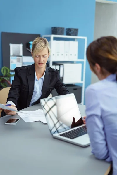 Due donne d'affari in riunione in ufficio — Foto Stock