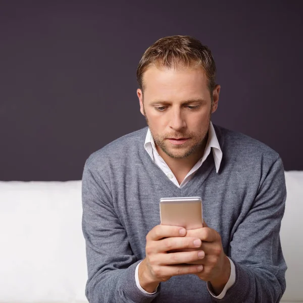 Joven preocupado revisando un mensaje de texto — Foto de Stock