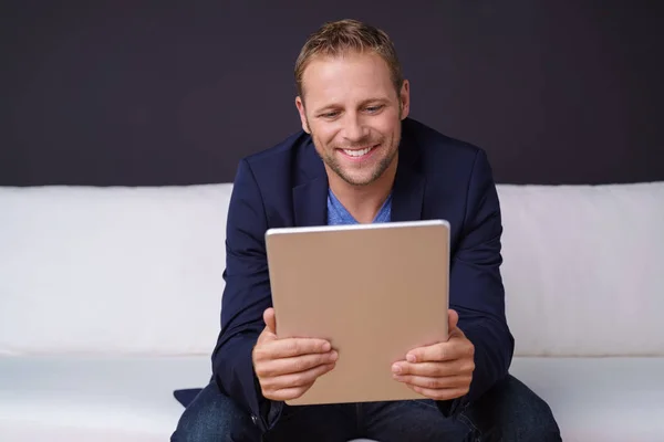 Szczęśliwy biznesmen przy użyciu komputera typu tablet — Zdjęcie stockowe