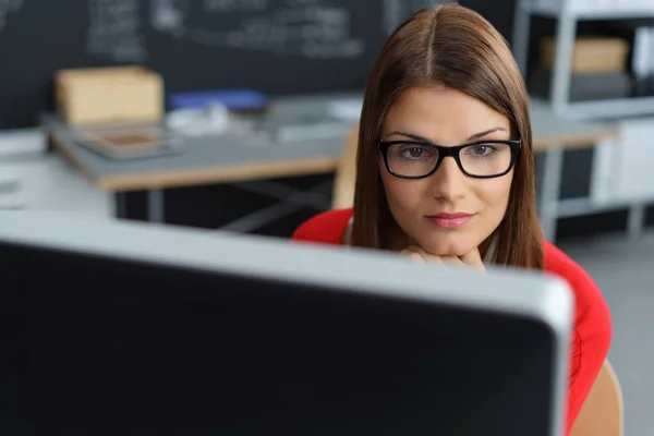 Ernsthafte, hart arbeitende junge Geschäftsfrau — Stockfoto