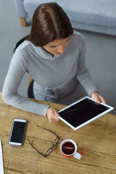 Mujer joven navegando por Internet en su pausa para el té —  Fotos de Stock