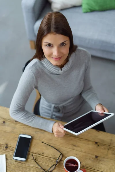 Attraente donna d'affari che si prende una pausa tè — Foto Stock