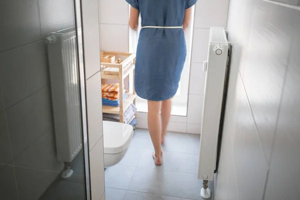 Vrouw in jurk blauw meid — Stockfoto