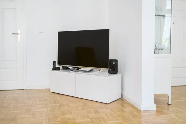 Stor modern platt skärm tv — Stockfoto