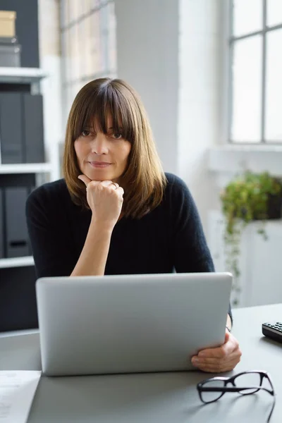 Femme d'affaires réfléchie regardant attentivement — Photo