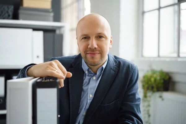 Homme d'affaires dans un bureau moderne — Photo