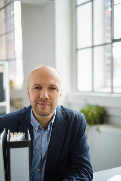 Homme d'affaires dans un bureau moderne — Photo