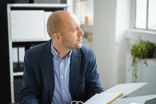 Affärsman i moderna kontor — Stockfoto