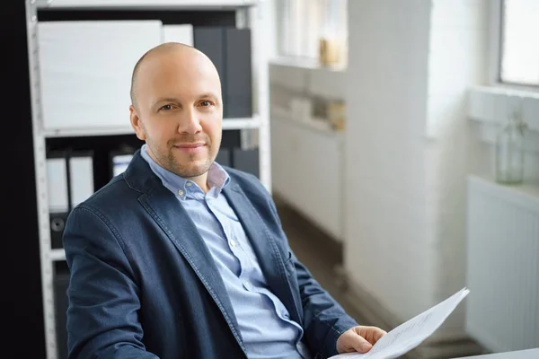 Homme d'affaires dans un bureau moderne — Photo