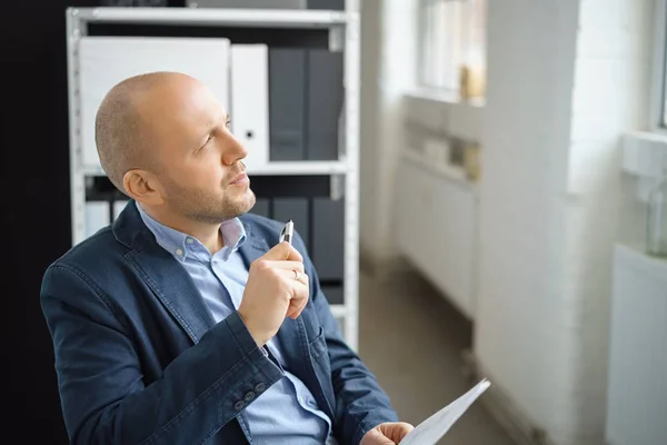 Empresario en oficina moderna — Foto de Stock