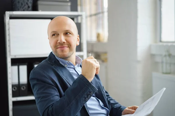 Homme d'affaires dans un bureau moderne — Photo