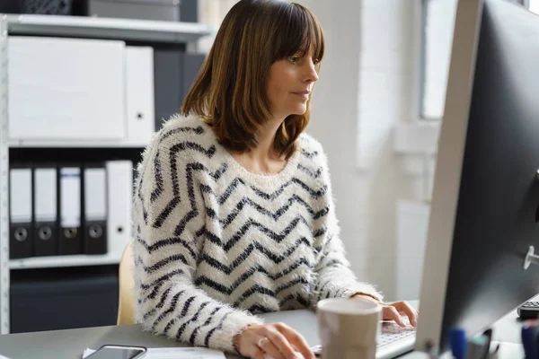 Dedikerad affärskvinna arbetar med en dator — Stockfoto