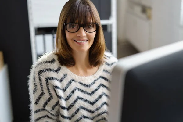 Amable mujer de negocios de mediana edad en gafas — Foto de Stock