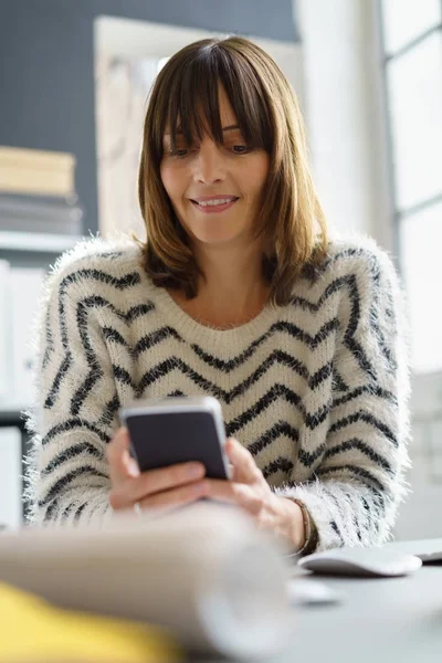 Affärskvinna läsa ett textmeddelande — Stockfoto