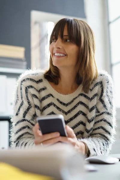 Sorrindo mulher feliz segurando um telefone celular — Fotografia de Stock