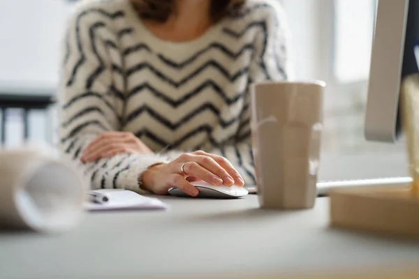 Geschäftsfrau navigiert am Computer — Stockfoto