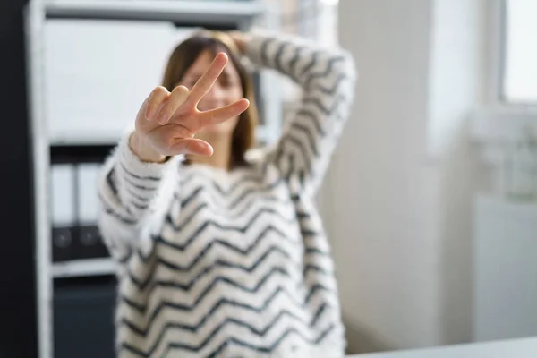 Femme d'affaires prospère donnant un V-signe — Photo