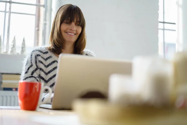 Wanita santai yang bekerja di laptop — Stok Foto