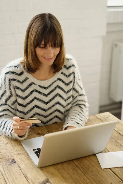 Attraktive Frau kauft online mit einer Bankkarte — Stockfoto