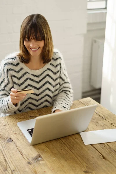 Glückliche Frau, die online mit ihrer Bankkarte einkauft — Stockfoto