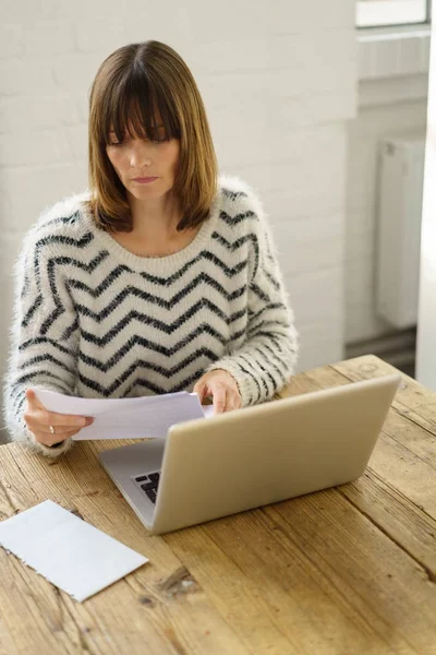 Mujer leyendo una carta con una mirada seria — Foto de Stock