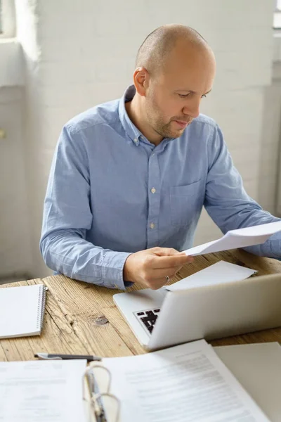 Empresario en oficina moderna — Foto de Stock