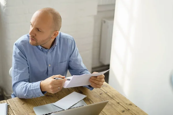 Affärsman i moderna kontor — Stockfoto