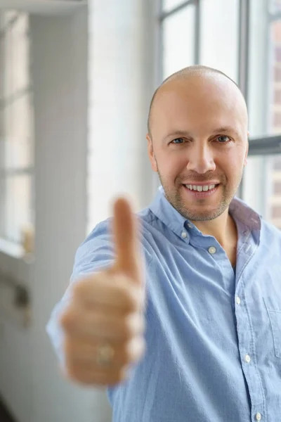 Geschäftsmann im modernen Büro — Stockfoto