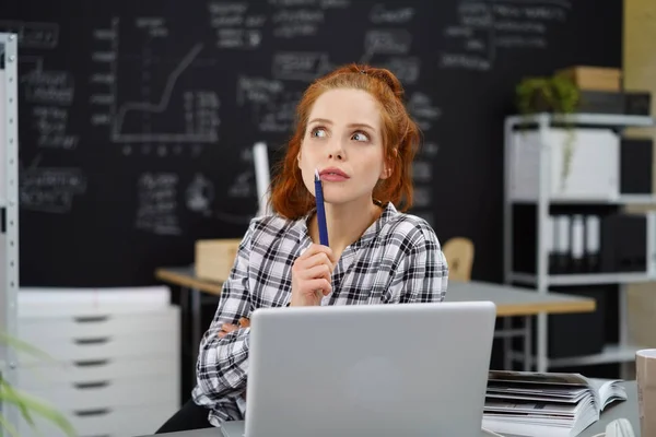 Mujer linda con expresión de pensamiento en el aula — Foto de Stock