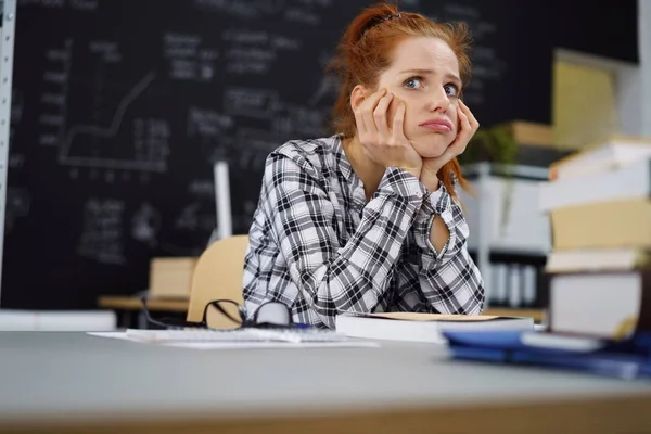 Bezorgd student onzeker over werk op Bureau in de klas — Stockfoto