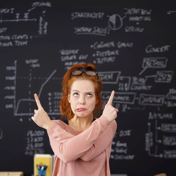 Frustrierter College-Student mit roten Haaren — Stockfoto