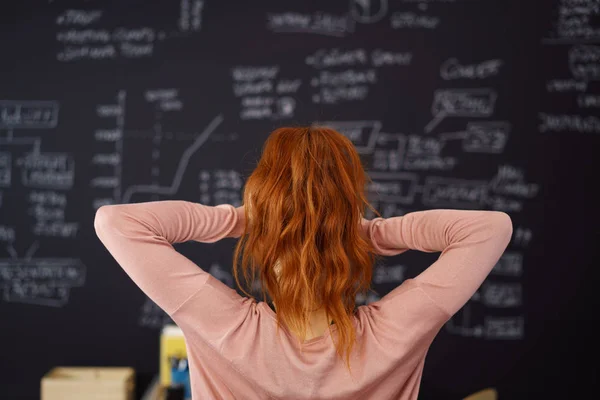 Vrouw puzzelen over veel werk — Stockfoto