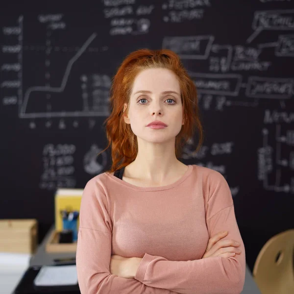 Mirada seria de mujer ocupada — Foto de Stock