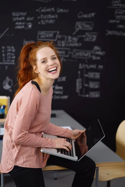 Śmiejąca się dziewczyna z laptopem — Zdjęcie stockowe