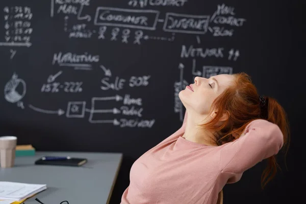 Hübsche junge Geschäftsfrau macht eine Pause — Stockfoto