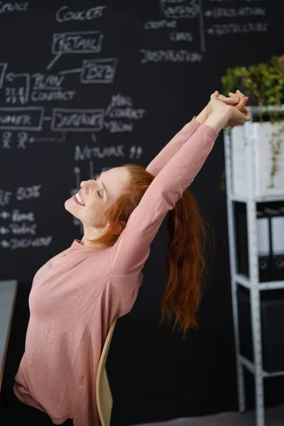 Felice giovane donna d'affari o studente stretching — Foto Stock