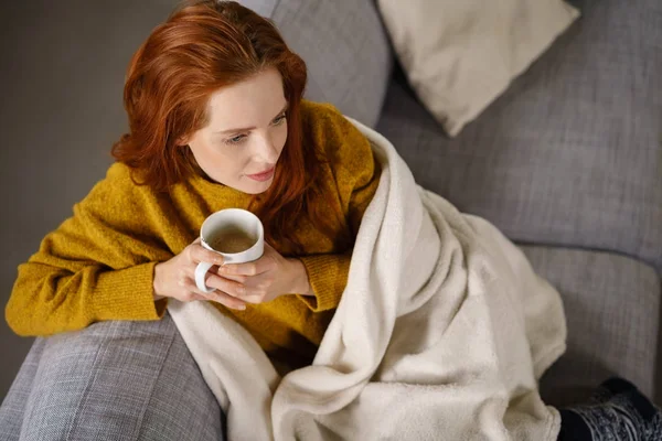 Nyugodt fiatal vöröshajú nő élvezi teát — Stock Fotó