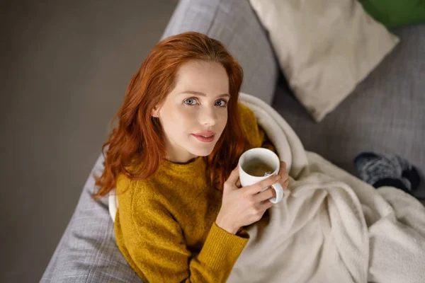 Pensativo pelirroja mujer mirando a la cámara — Foto de Stock