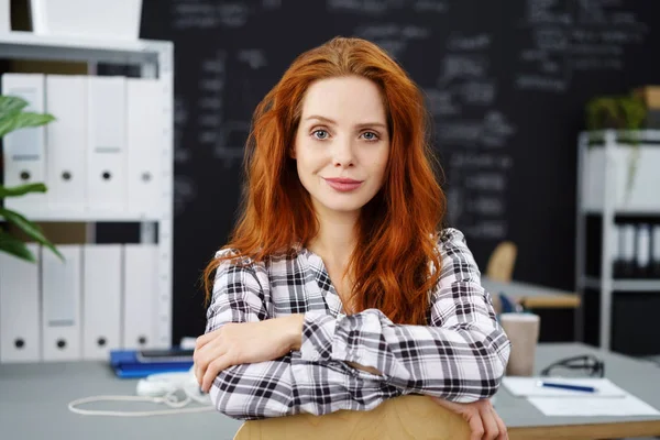 Grinande rött huvud i flanellskjorta i office — Stockfoto