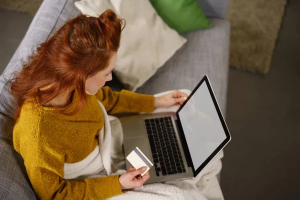 Genç kadın onun banka kartı ile online alışveriş — Stok fotoğraf